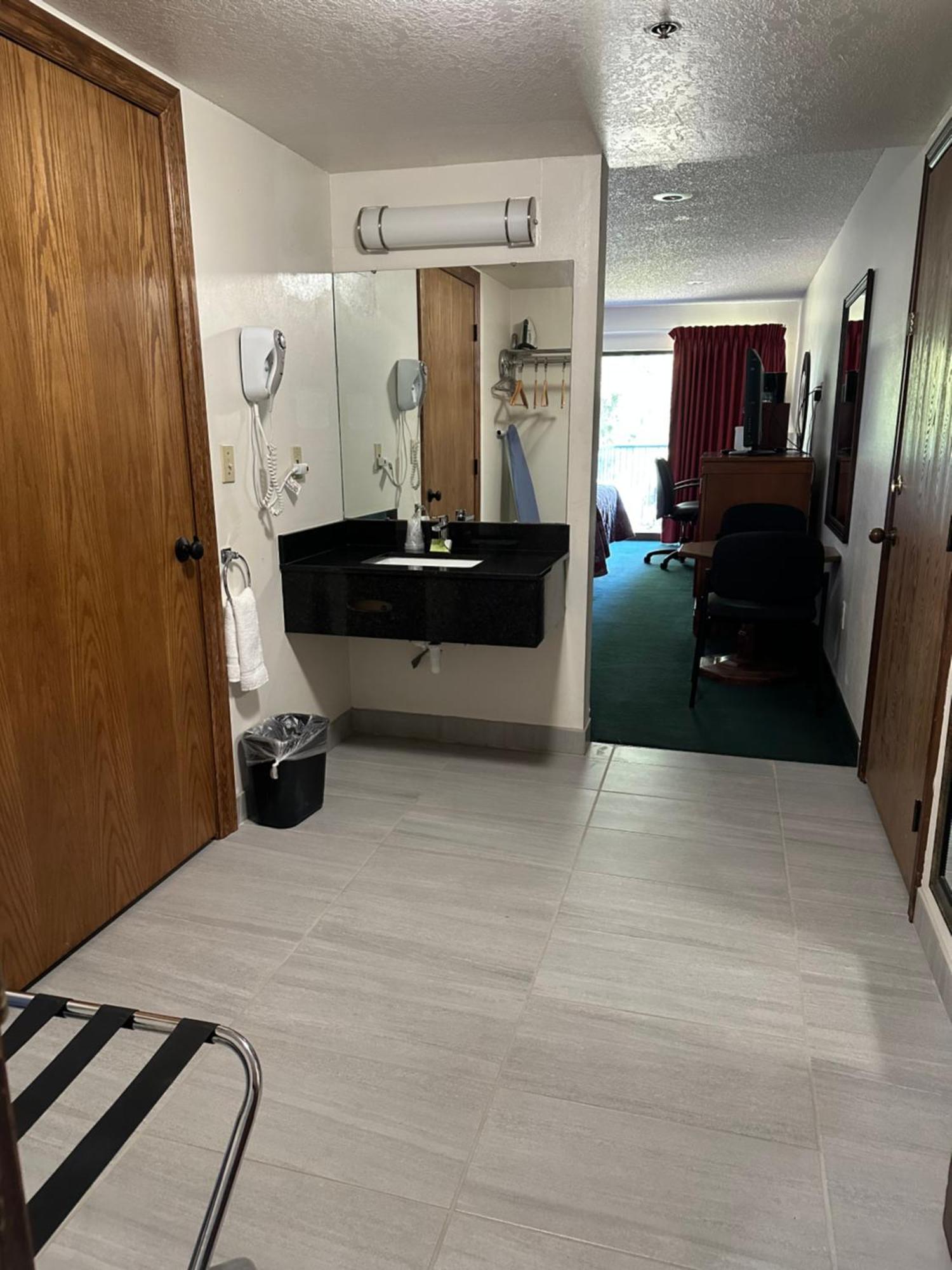 Oyster Bay Inn & Suites Bremerton Esterno foto