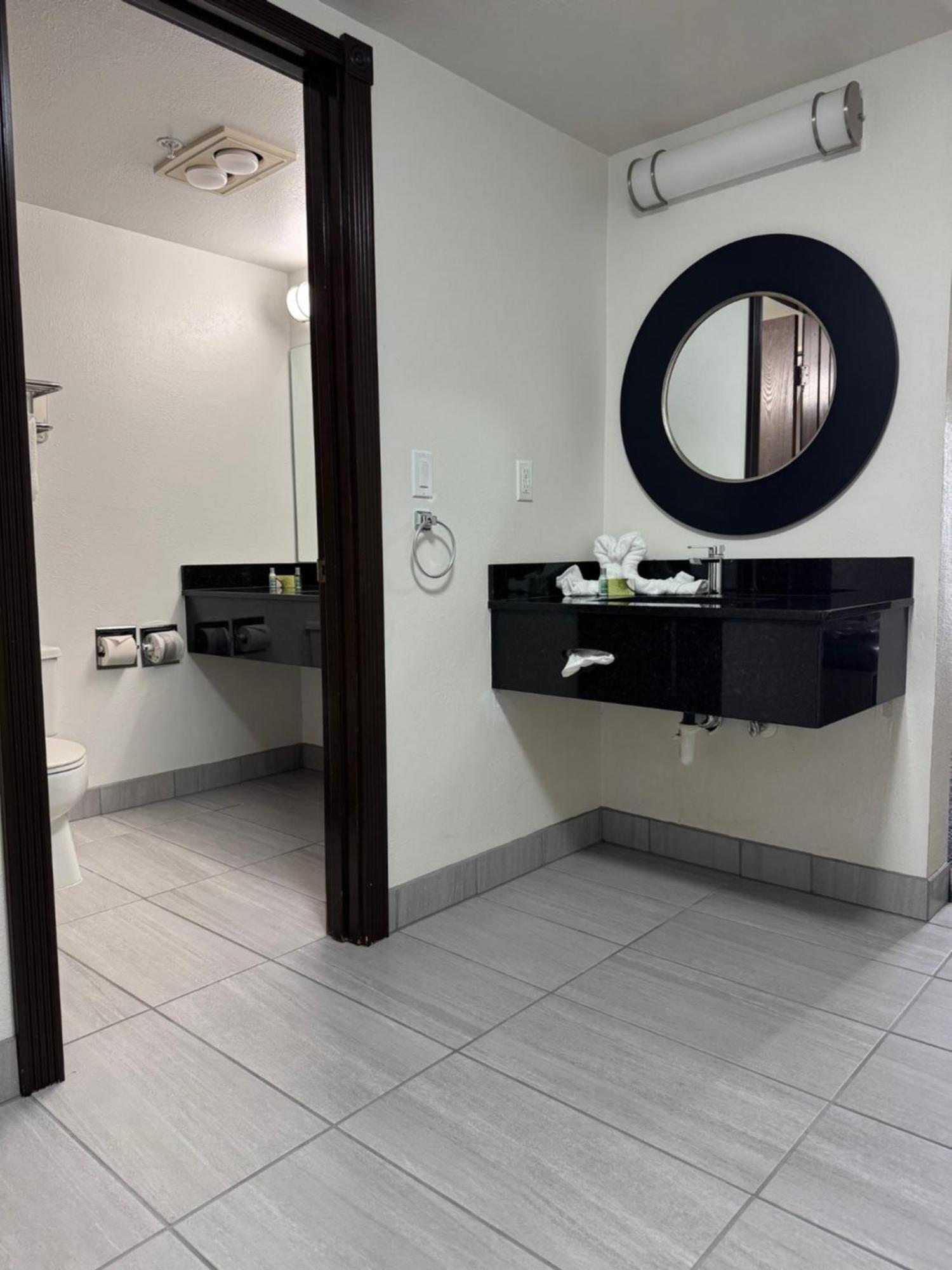 Oyster Bay Inn & Suites Bremerton Esterno foto