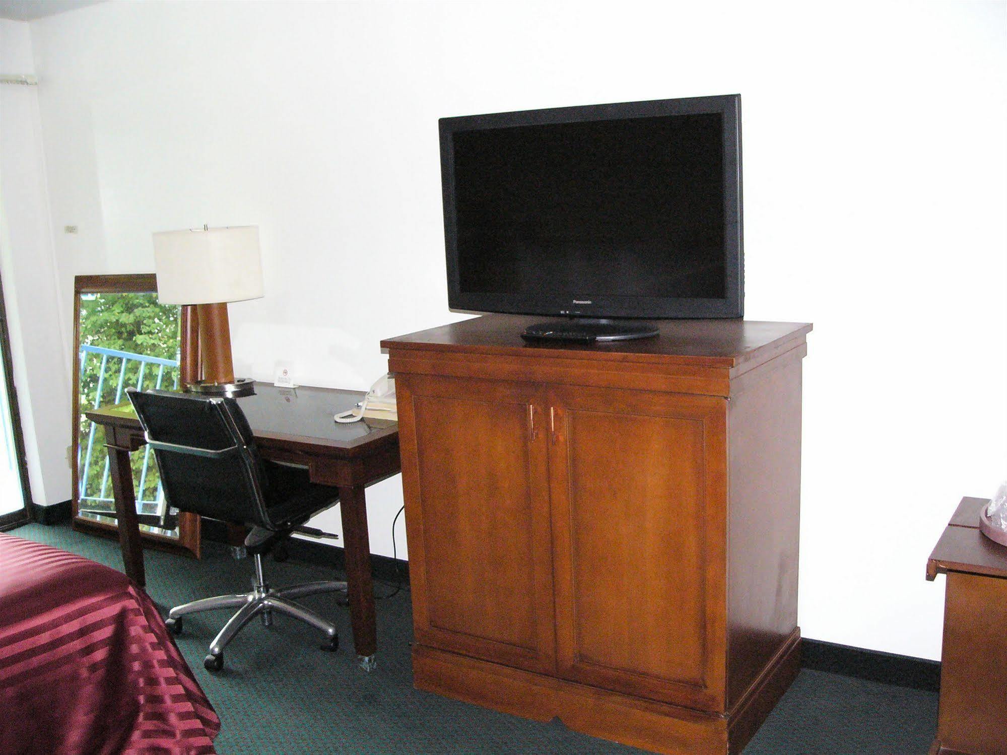 Oyster Bay Inn & Suites Bremerton Esterno foto